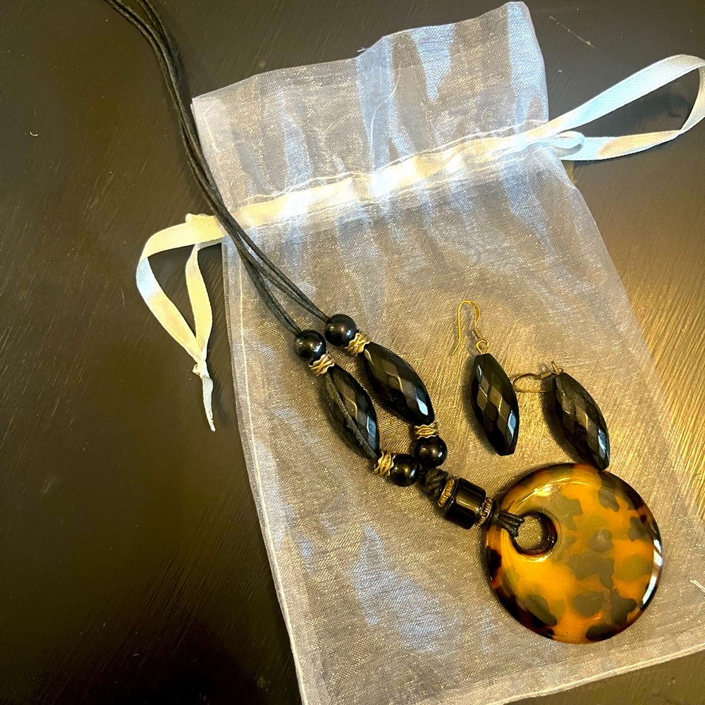 Black and tortoiseshell necklace and earring set